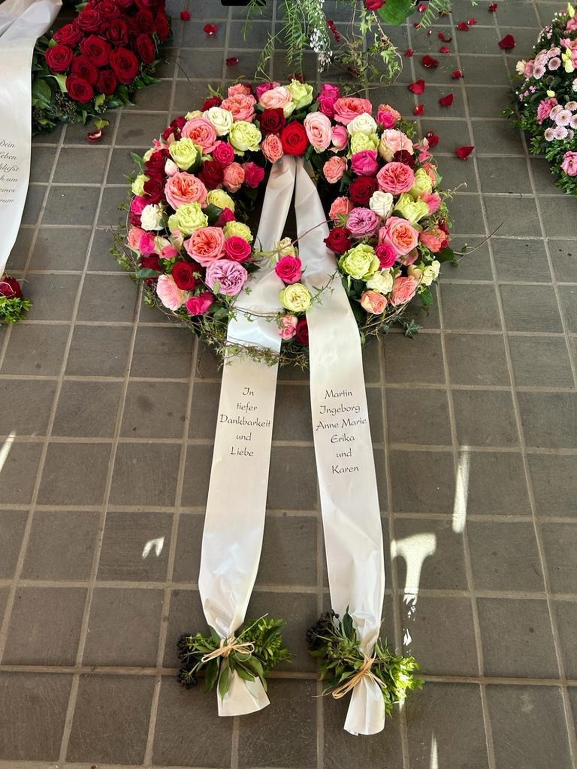 Tetta Knoll – Blumenhandwerk – Trauerfolirstik