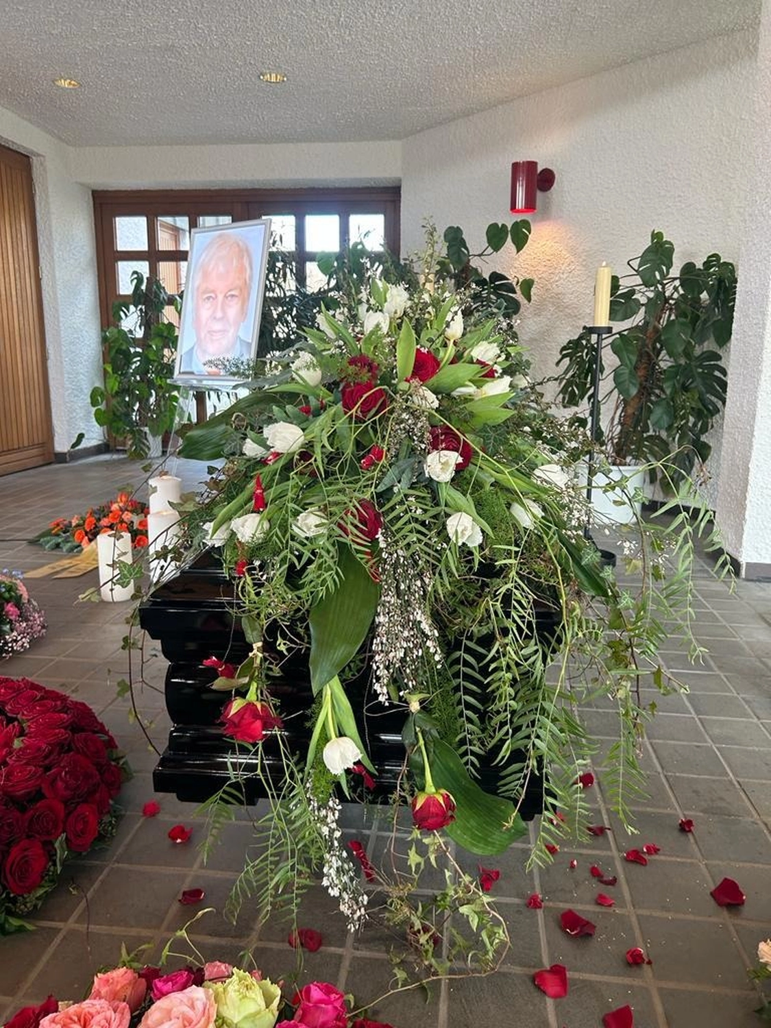 Tetta Knoll – Blumenhandwerk – Trauerfolirstik