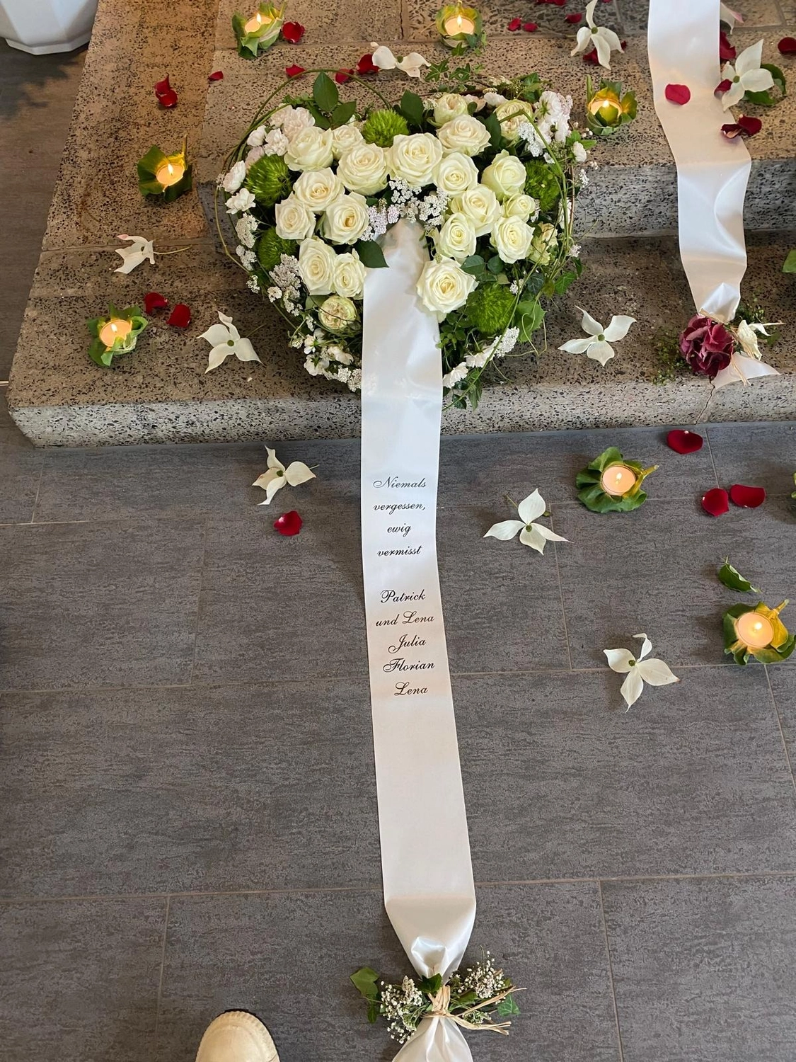 Tetta Knoll – Blumenhandwerk – Trauerfolirstik